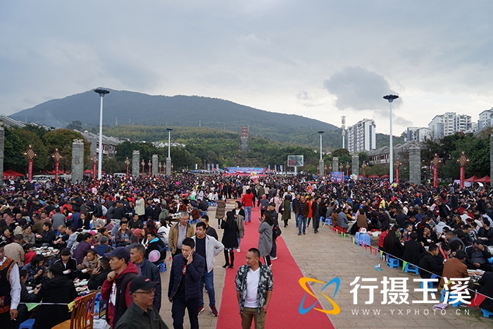 3月9日,"千桌万人磨盘宴"在新平县城民族广场隆重开席,来自省内外的